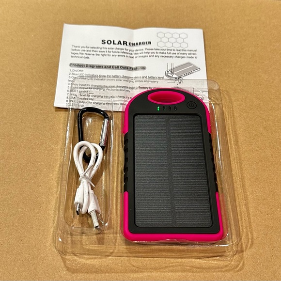 SOLAR CHARGER BRAND NEW BLACK/PINK - Picture 1 of 6